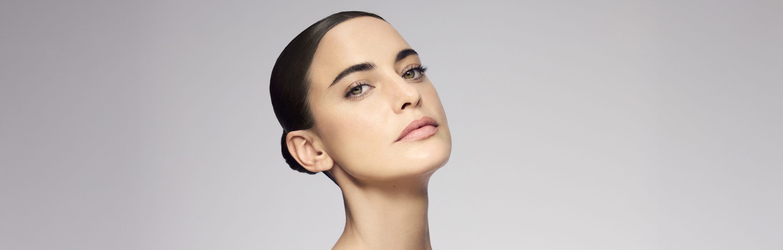 Model hat den Kopf zurück geneigt und blickt in die Kamera