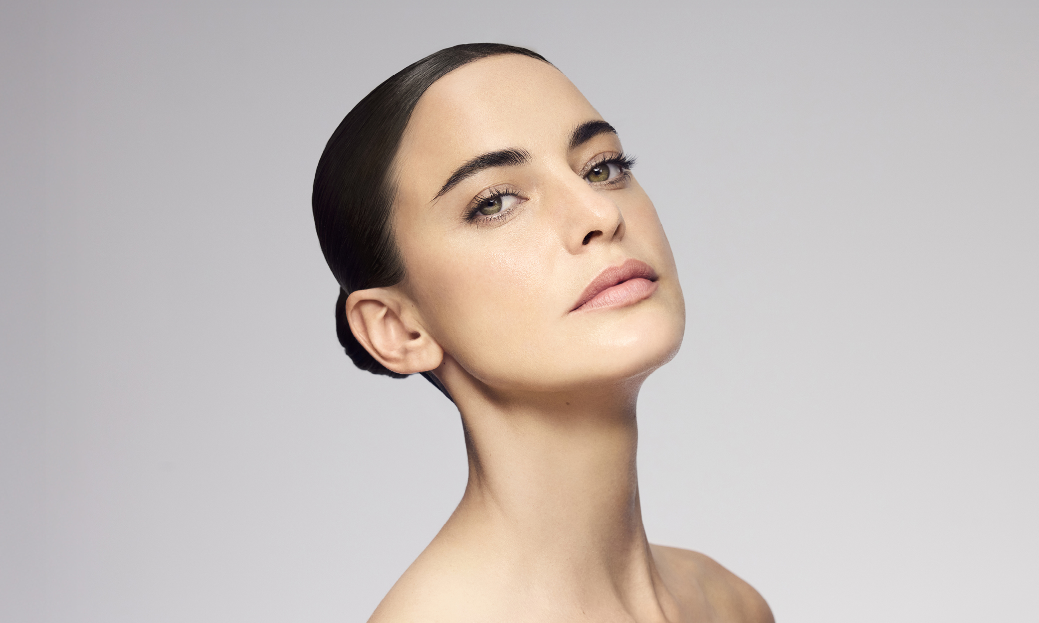Model hat den Kopf zurück geneigt und blickt in die Kamera